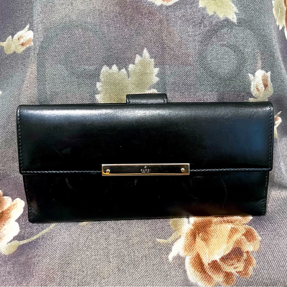Gucci Leather Wallet made in Italy. Edges very good  condition.Stamp 112715-2149